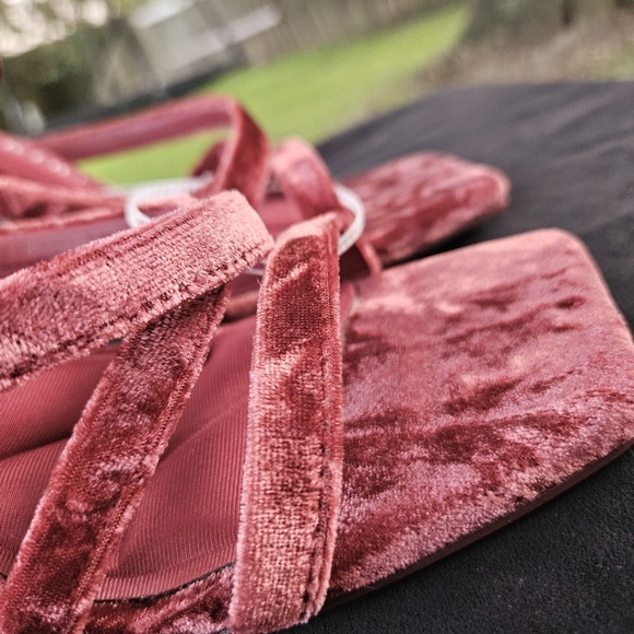 NWT Gianni Bini Velvet Red Heels Women’s - Picture 3 of 7